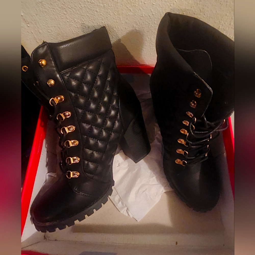 Justfab Kesha quilted thick heel  size 9.5 color. Black
